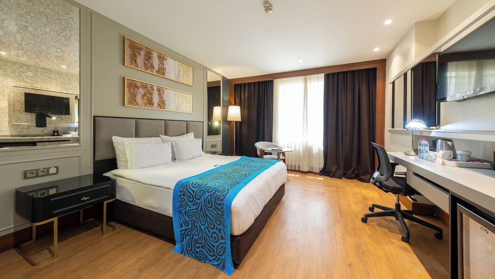 جناح جونيور، Teymur Continental Hotel 3/8