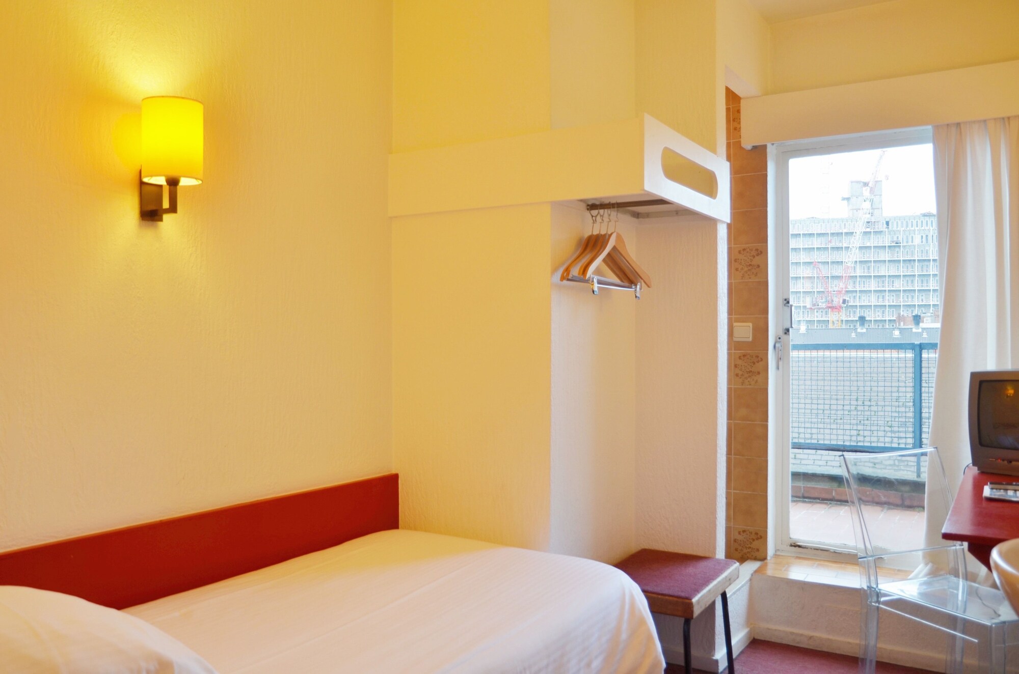 ROOM, SINGLE