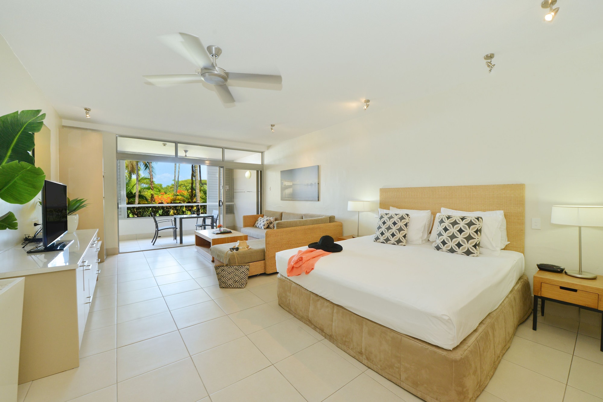 Club, Studio, King Bed, Street View