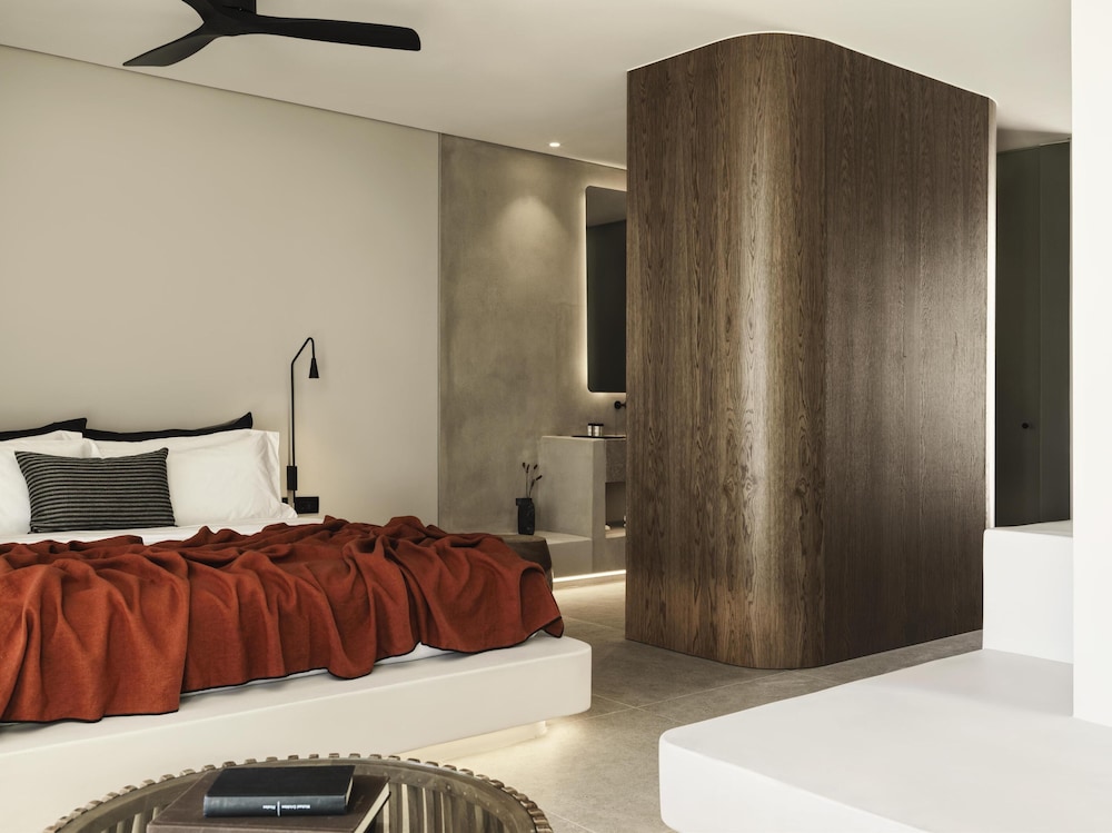 Magma Resort Santorini in of the Unbound Collection by Hyatt 26/64