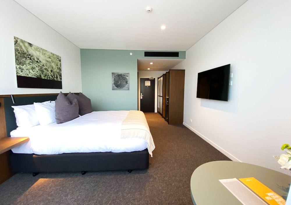 ROOM, KING BED, ACCESSIBLE