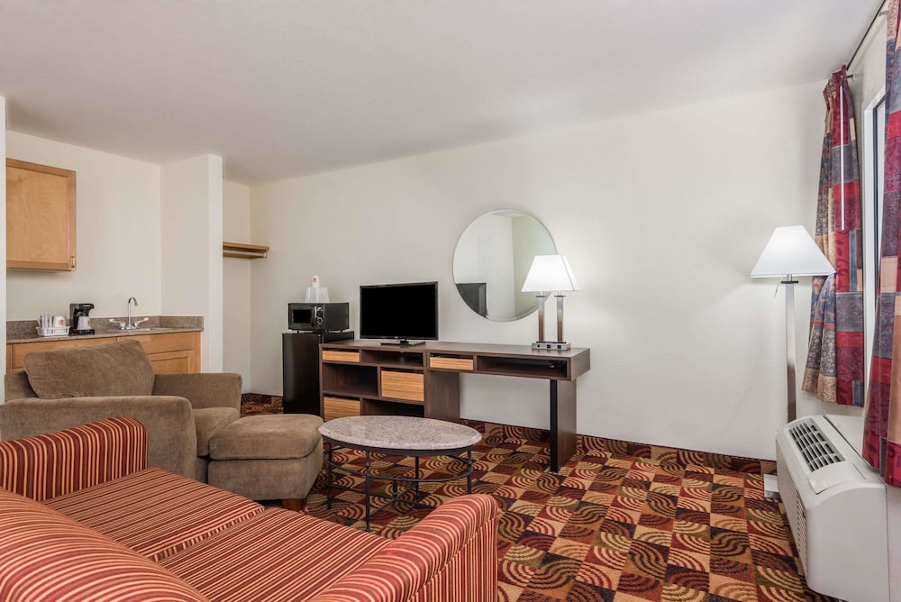 Super 8 by Wyndham Fayetteville 30/39