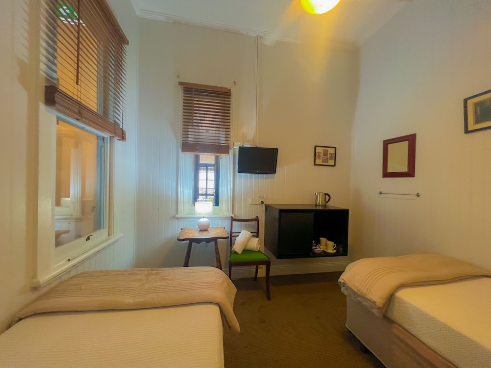 Ulmarra Hotel 26/38