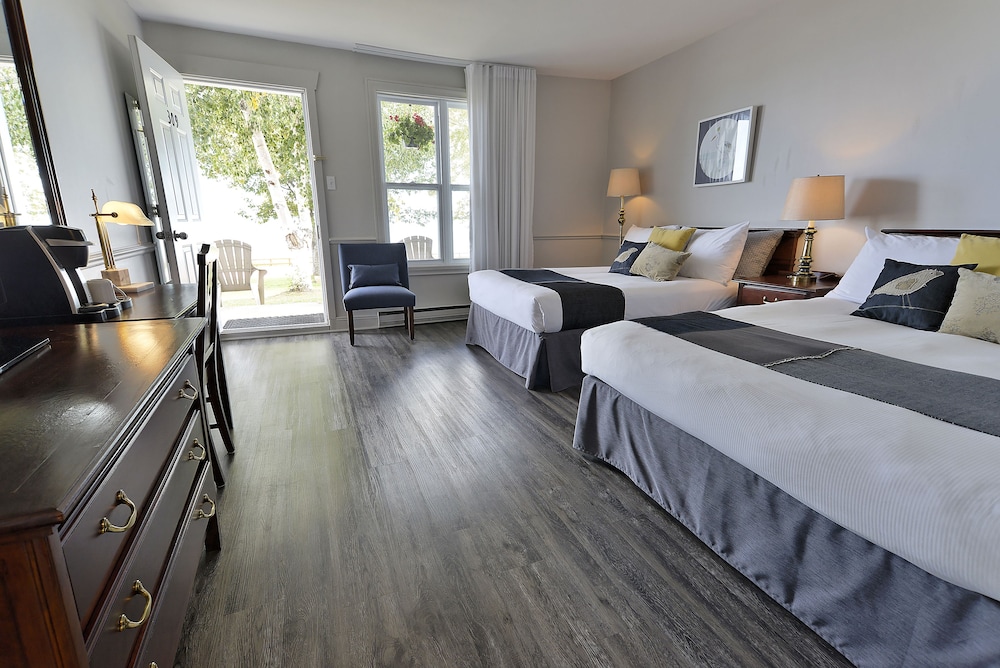 MOTEL, 2 DOUBLE BEDS