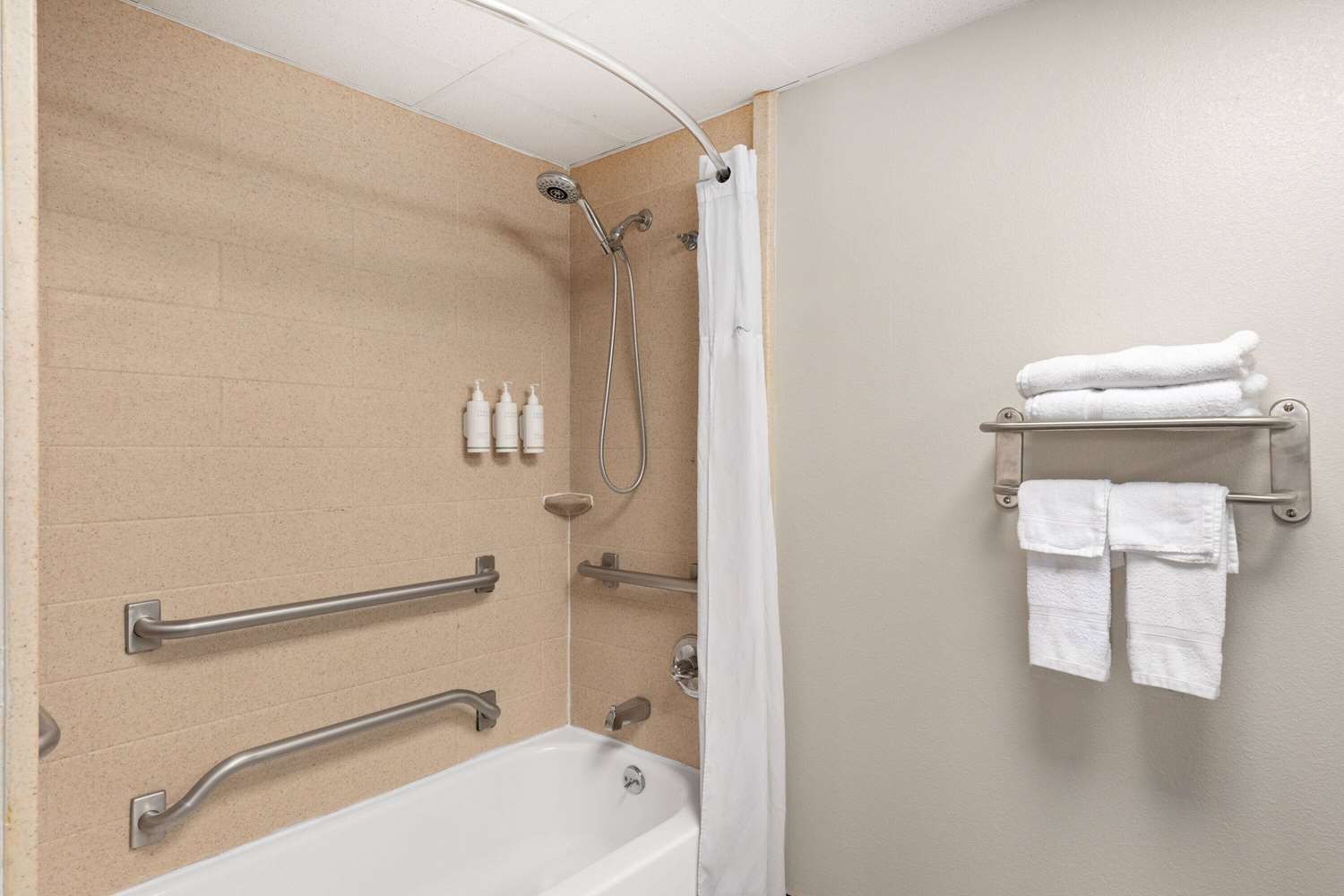 Days Inn By Wyndham Oak Grove/Ft. Campbell 30/32