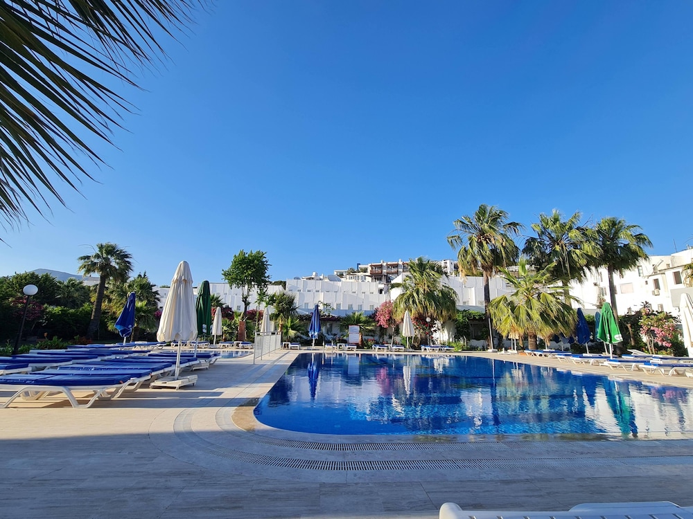 Nagi Beach Hotel 12/70