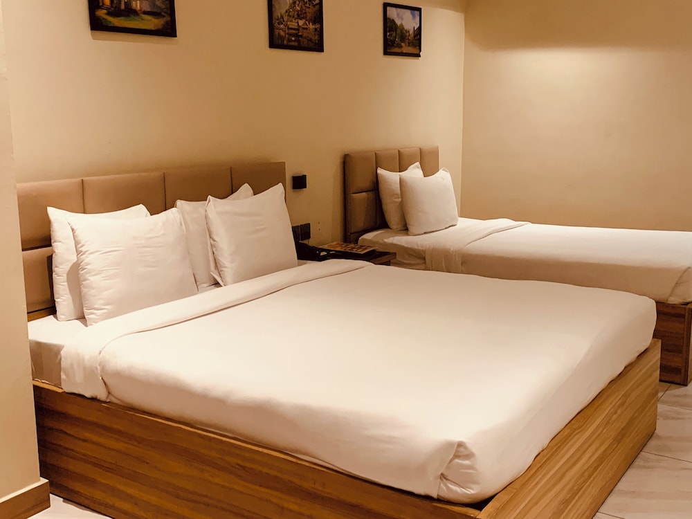 Junior Suite, Studio, 1 Double and 1 Single Bed، Hotel Pearl Inn 3/7