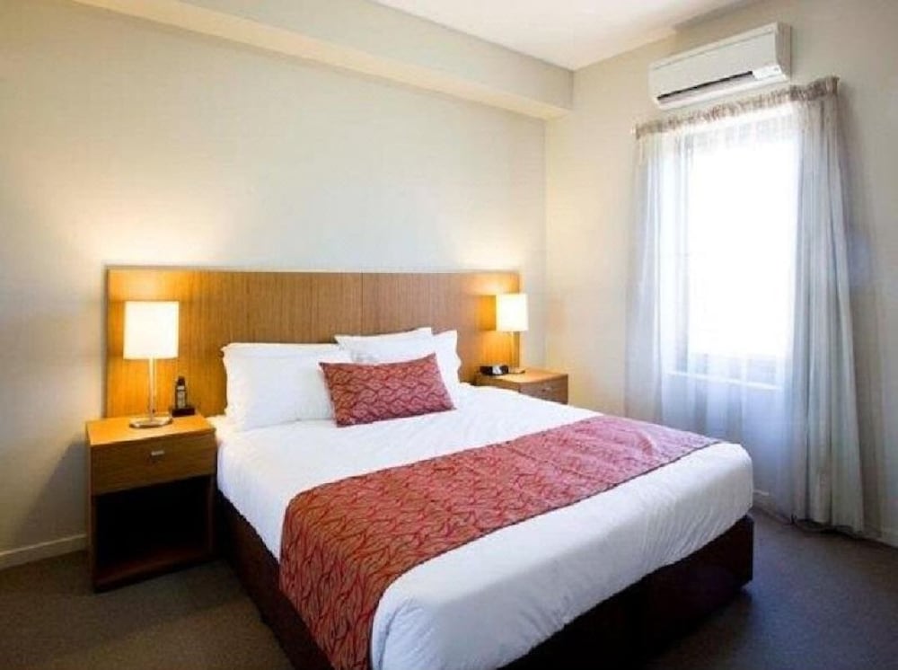Gladstone Downtown Central Apartment Hotel 24/48