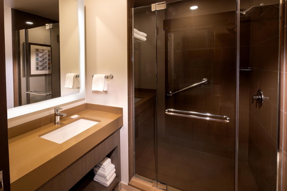 Hyatt House Seattle Downtown 72/74