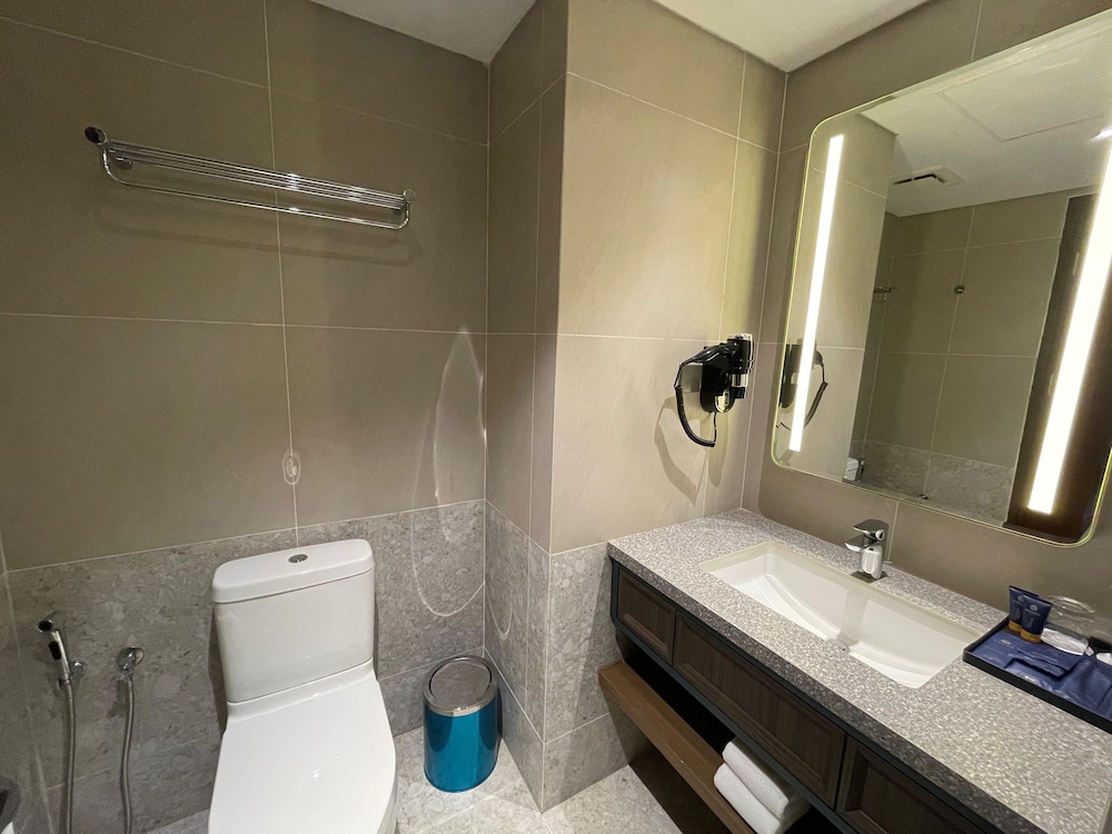 Grand Anara Airport Hotel 48/50