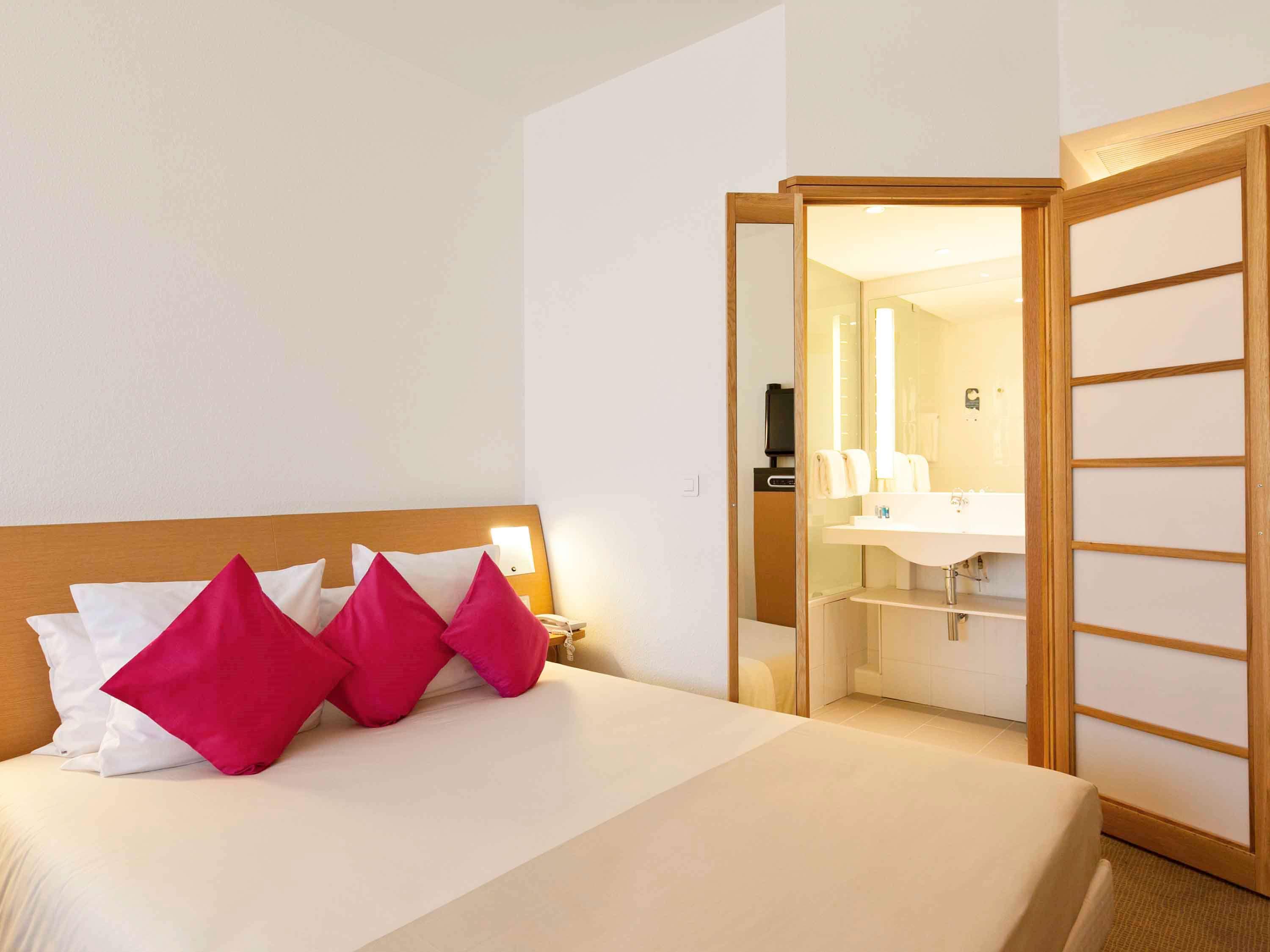 EXECUTIVE, SUITE