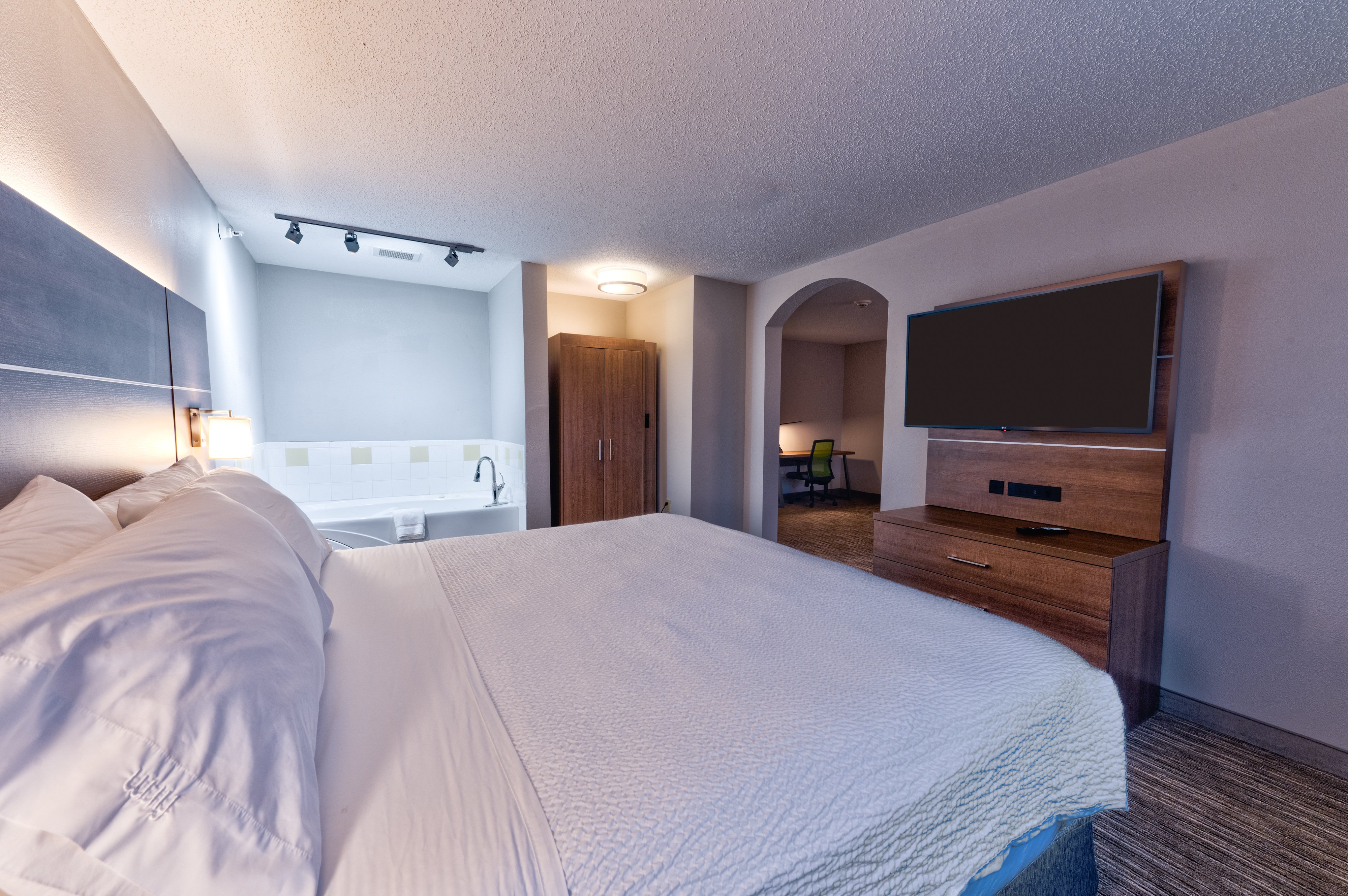Holiday Inn Express Hotel Suites Goshen 24/75