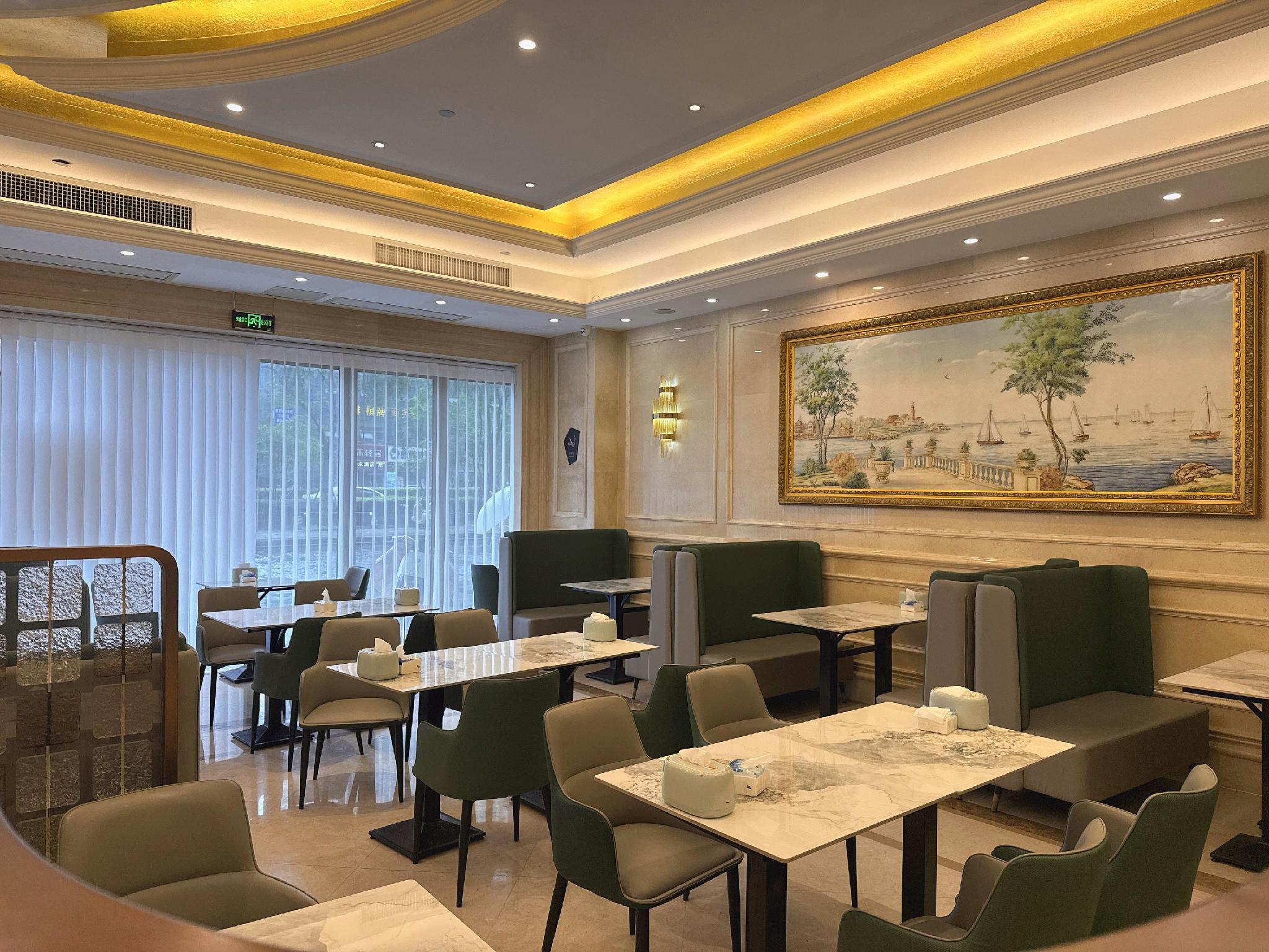 Vienna International Hotel (Nanjing South Railway Station South Square) 28/37
