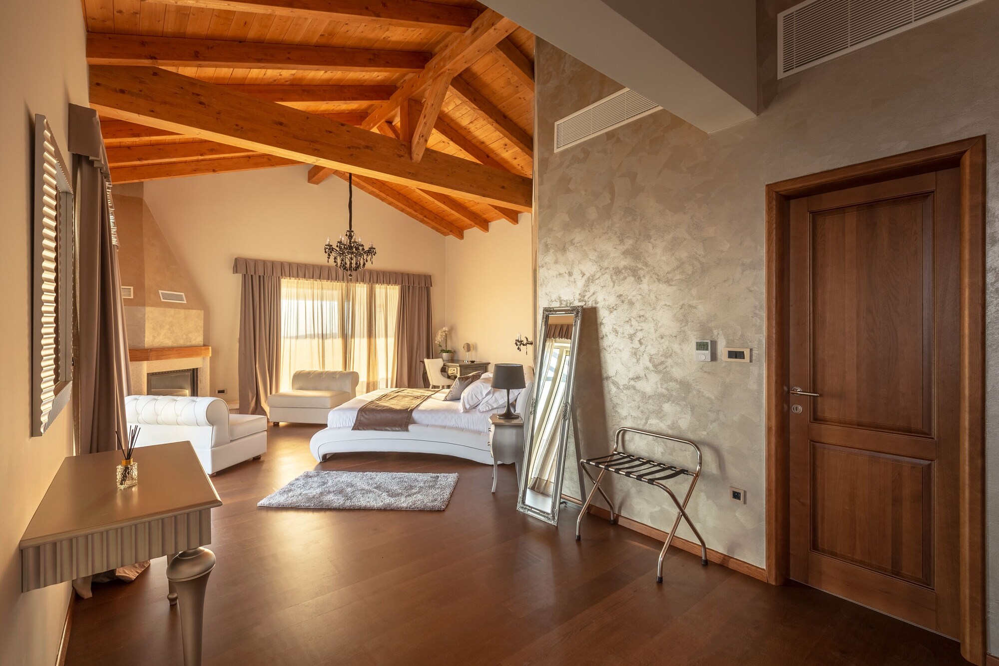جناح ديلوكس بسرير كينج بإطلالة على البحر مع أريكة، Wine Residence Cattunar 3/6