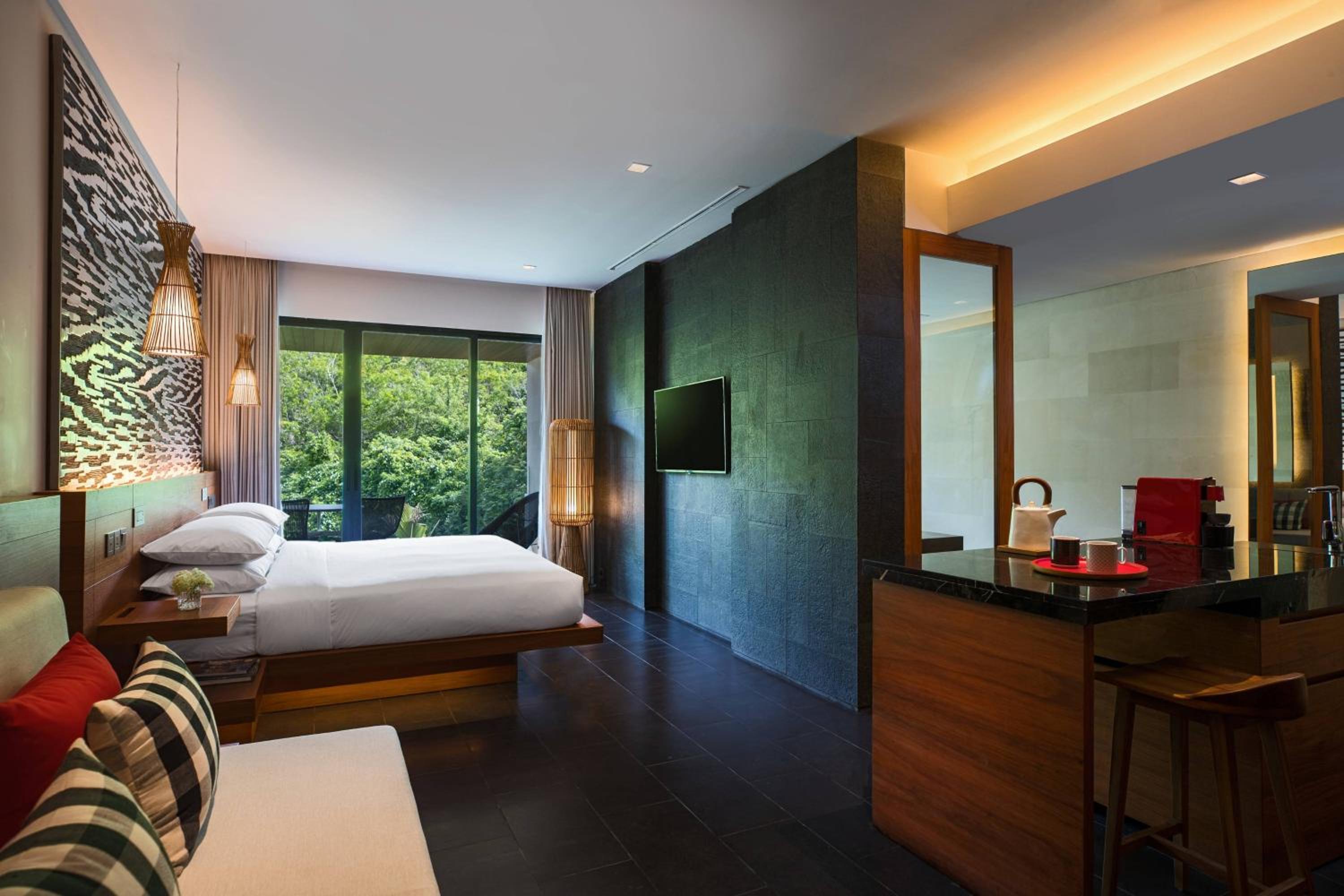Junior Suite, King Bed, Garden View, Balcony