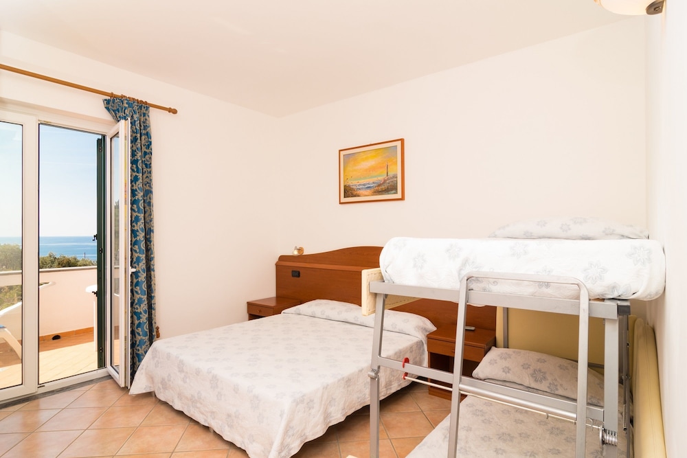 ROOM, QUADRUPLE