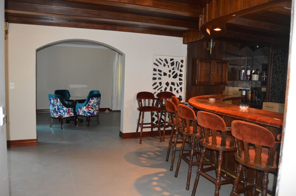 Airport Gardens Boutique Hotel 51/68
