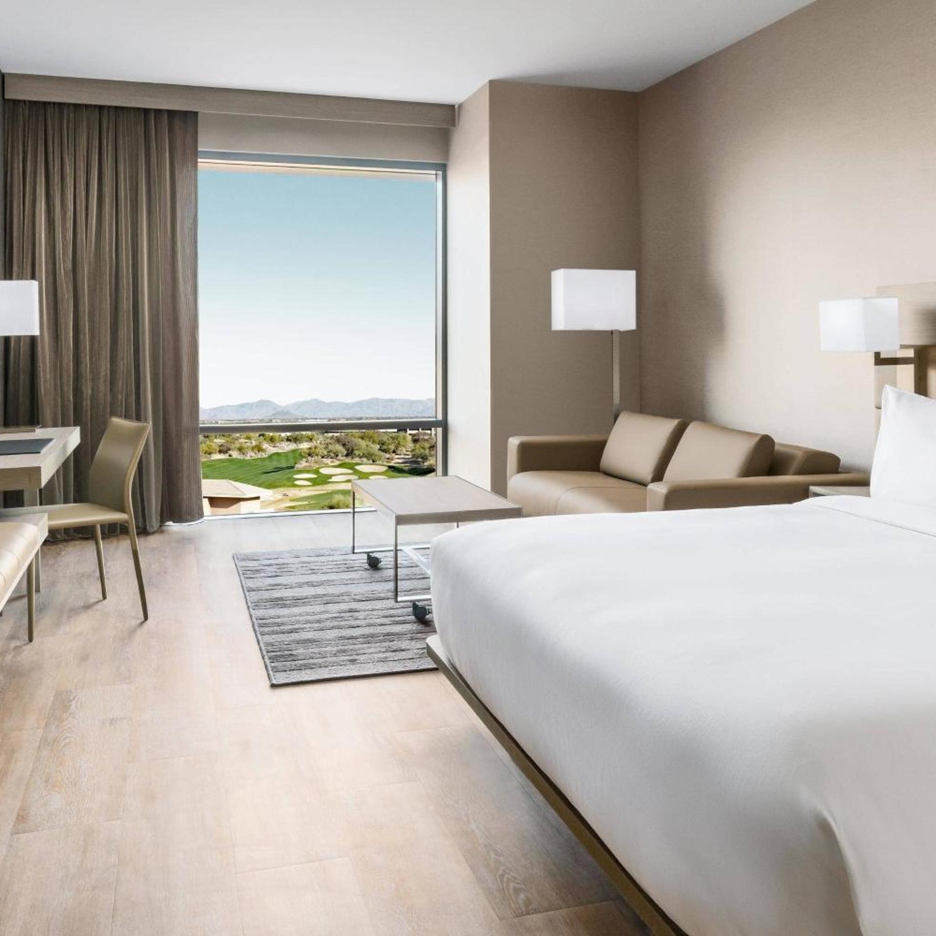 غرفة بسرير كينج بإطلالة على الجبل مع أريكة، AC Hotel Scottsdale North 6/10