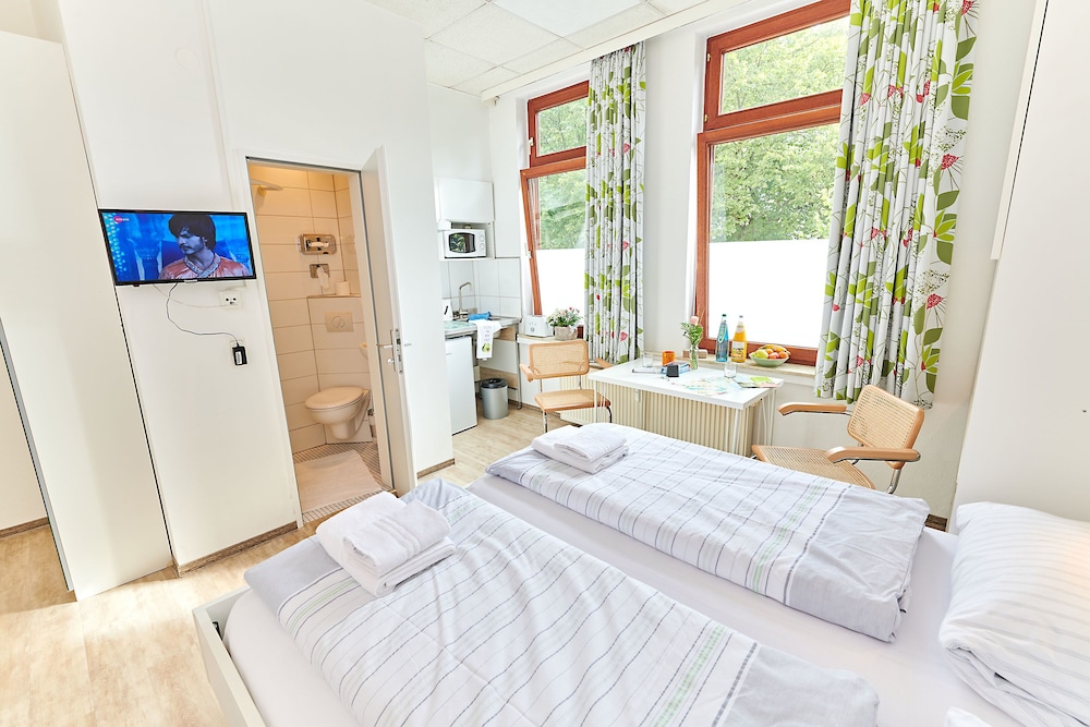 B & L Hostel 11/50