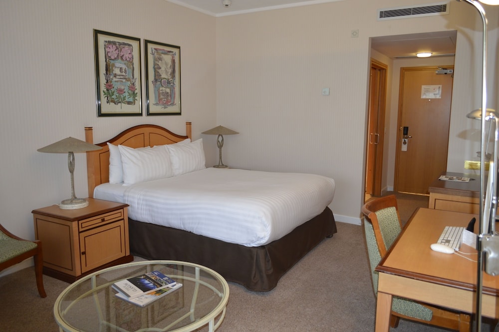 The Golden Jubilee Hotel 9/50