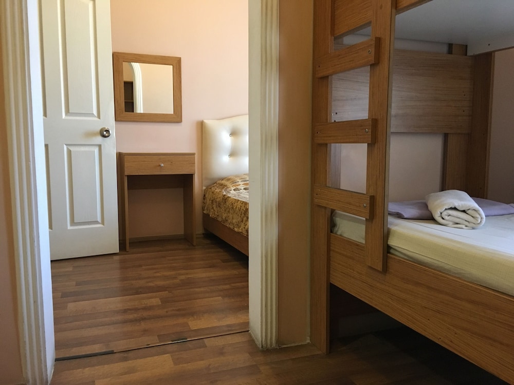 Second Home Hostel 49/50