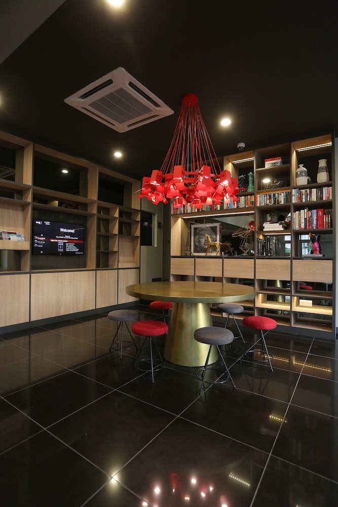 Avenue J Hotel Central Market 33/41