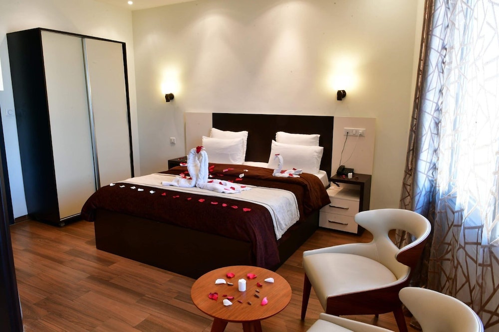 EXECUTIVE, SUITE