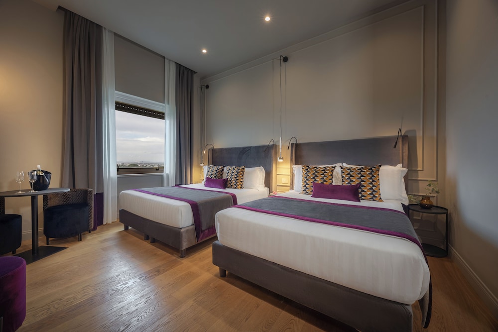 جناح بسريرين كوين بإطلالة على المدينة، Rental In Rome Pinciana Deluxe 2/5