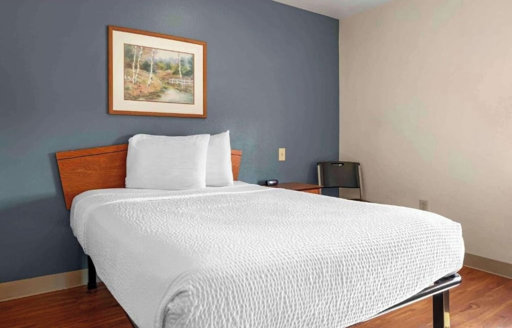Studio 6 Extended Stay Cincinnati Sharonville OH 22/44