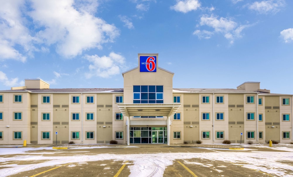 Super 8 by Wyndham Estevan 7/47