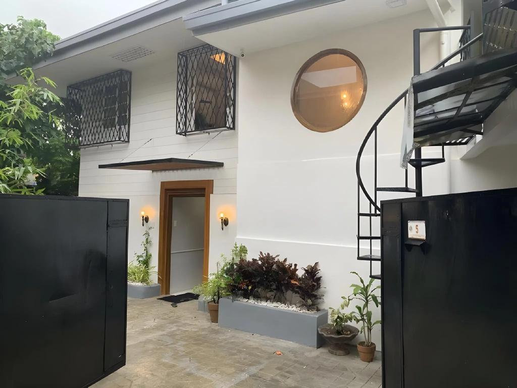 Courtyard Hotel 4/40