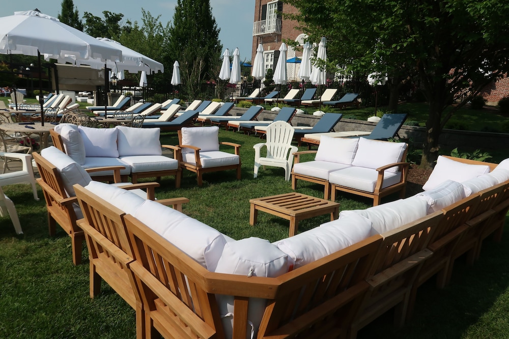 Glen Cove Mansion Hotel 50/51