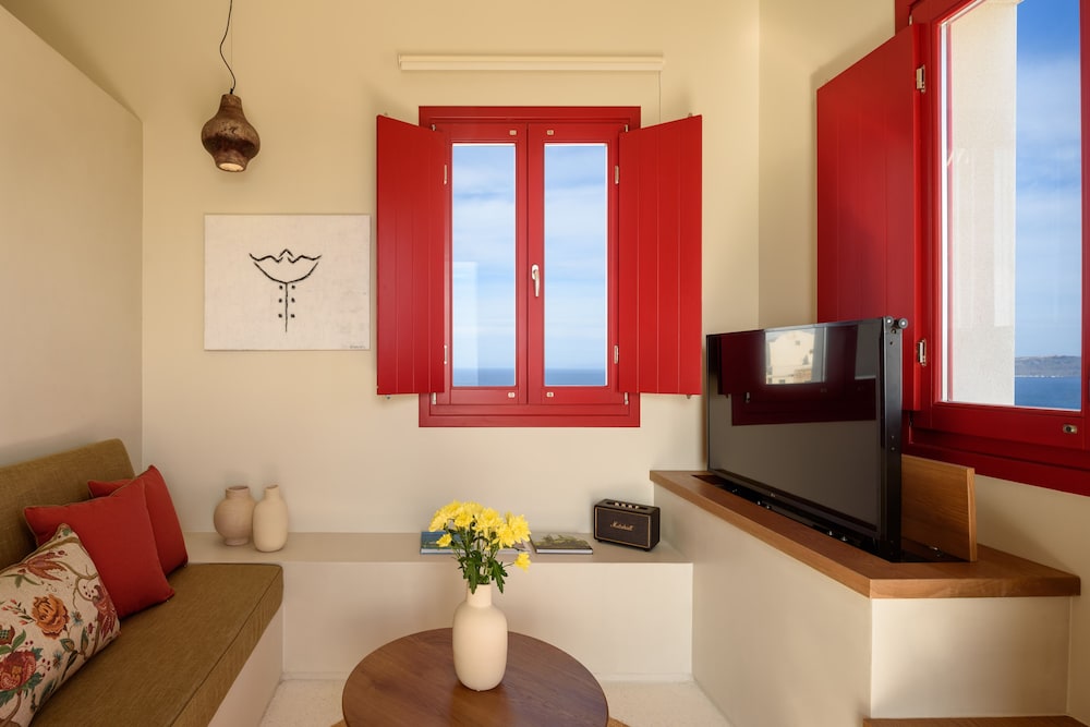 Potnia Theron Suites 60/79