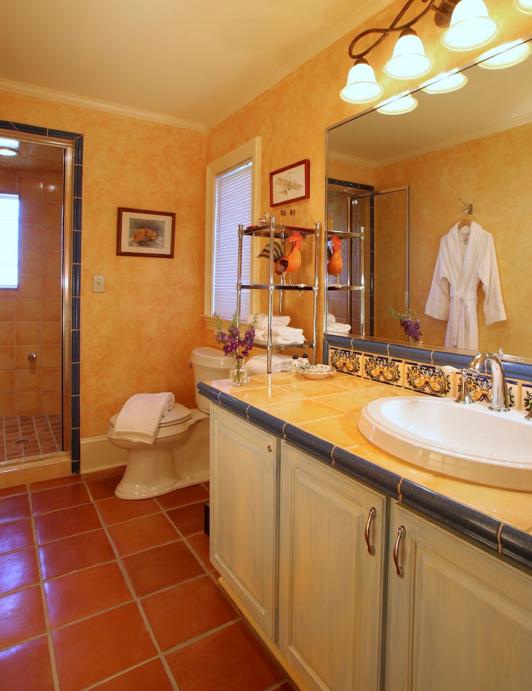 L Auberge Provencale Bed and Breakfast 49/51