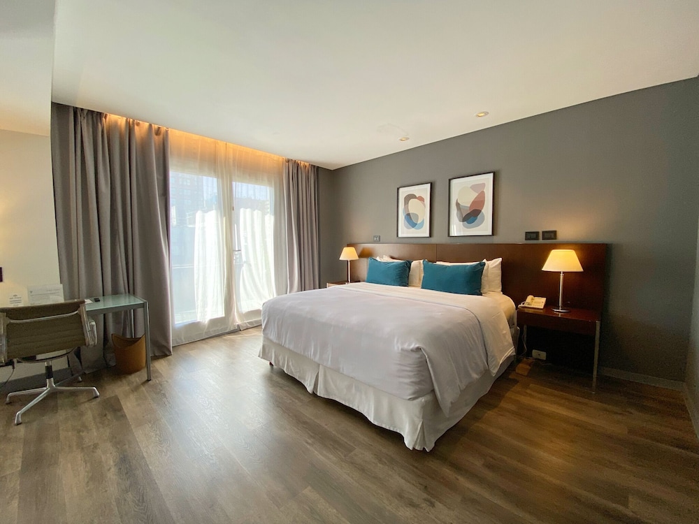 SUITE, QUEEN BED