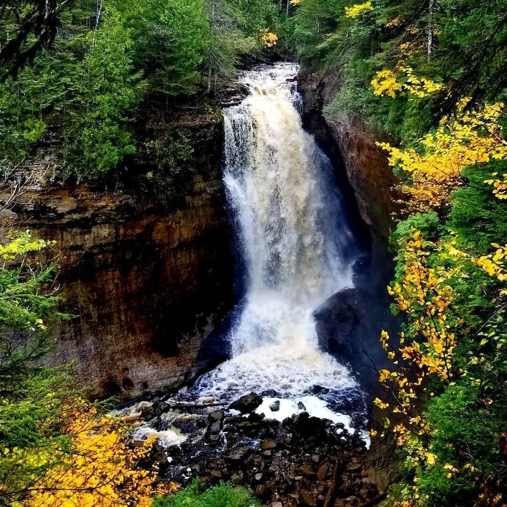Pictured Rocks Inn & Suites 65/70