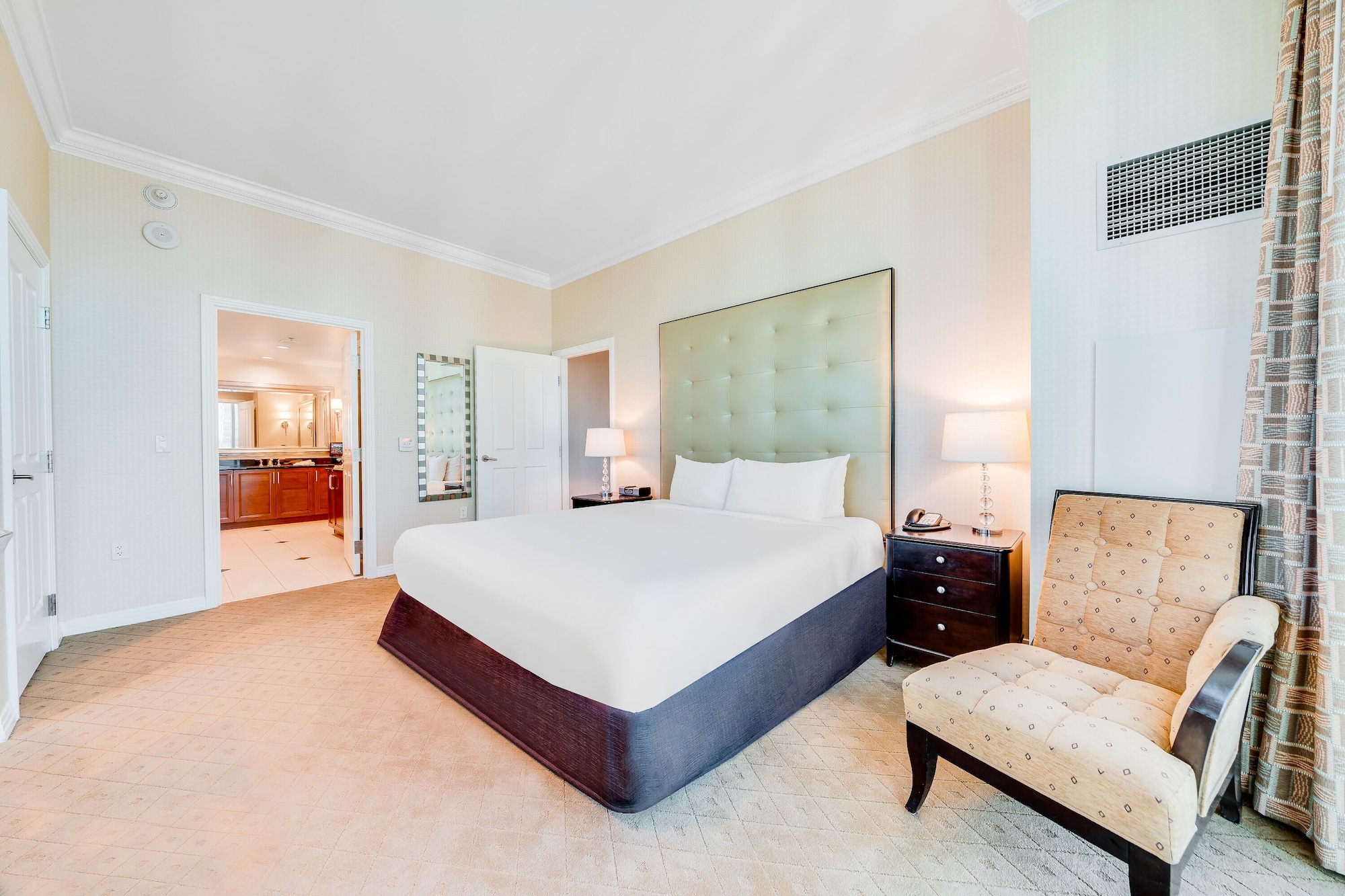 جناح بسرير كينج بشرفة بغرفة نوم واحدة مع أريكة، Jet Luxury Resorts @ The Signature Condo Hotel 2/7