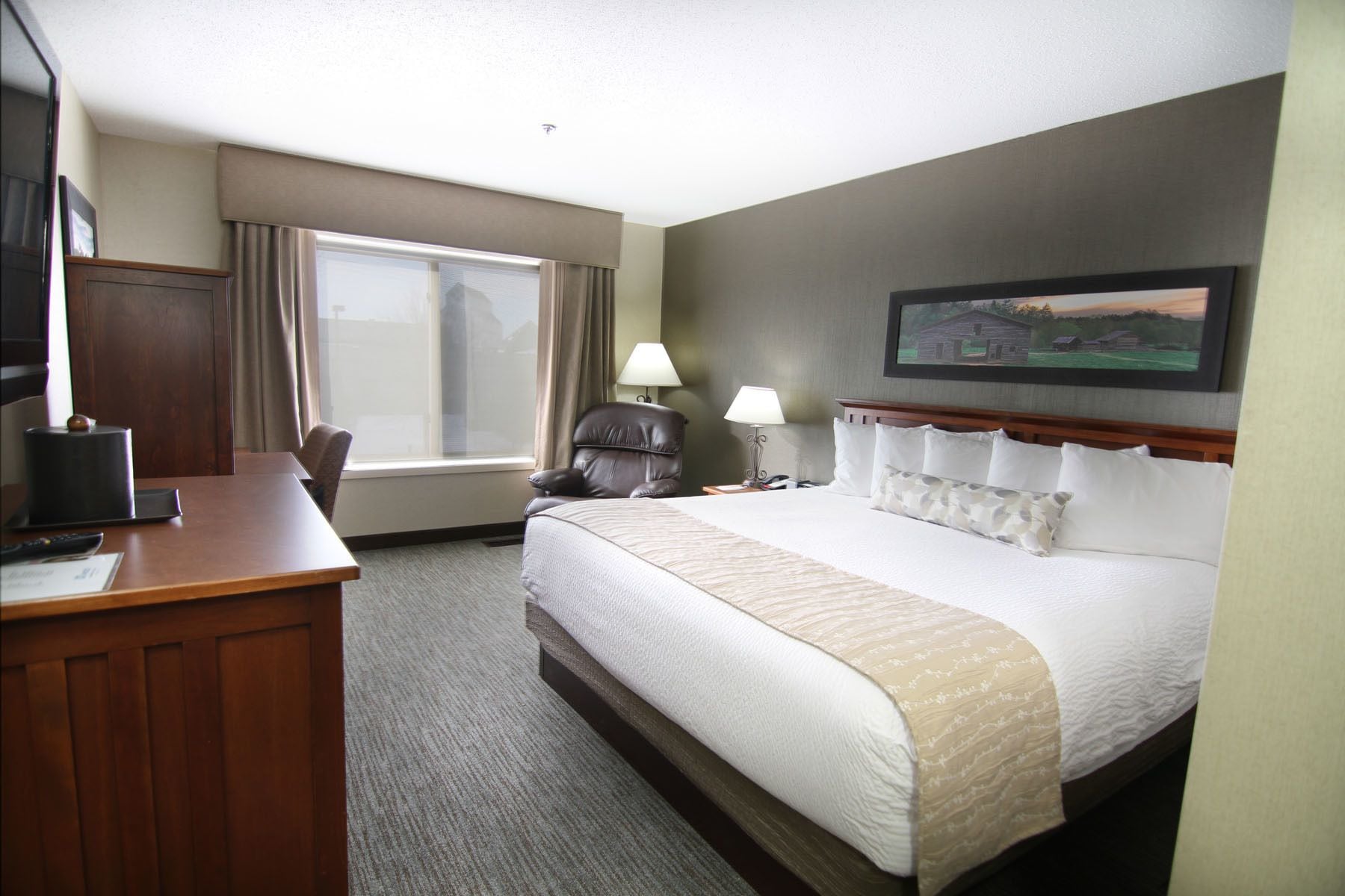 EXECUTIVE, KING BED