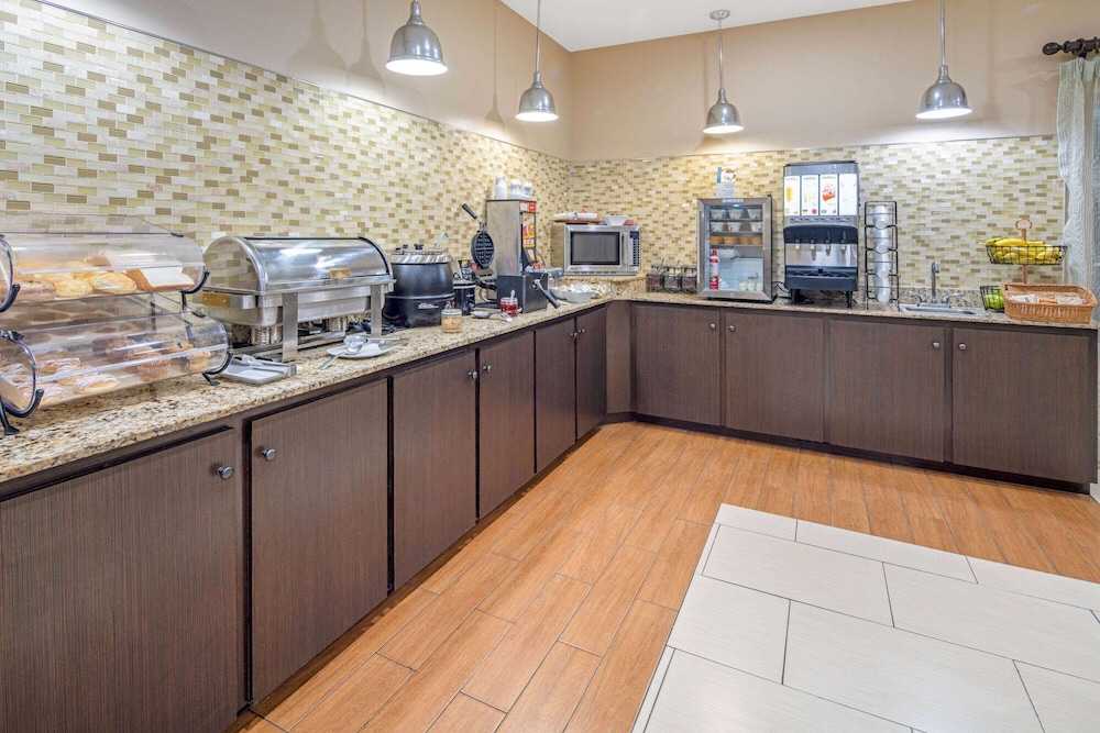 La Quinta Inn & Suites by Wyndham Gonzales LA 4/48