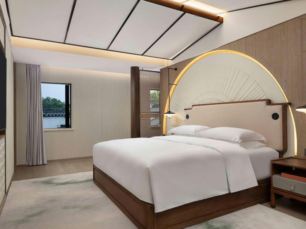Sky, Heritage, Deluxe, Pavilion, Suite, King Bed, Sofa