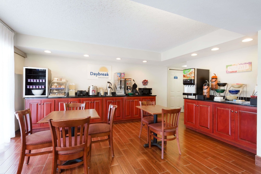 Days Inn By Wyndham Charlottesville/University Area 5/43