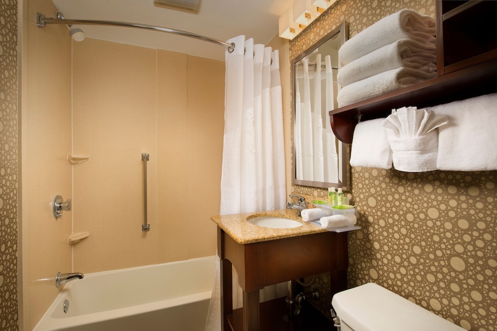 Holiday Inn Express Boston North -Woburn 17/50