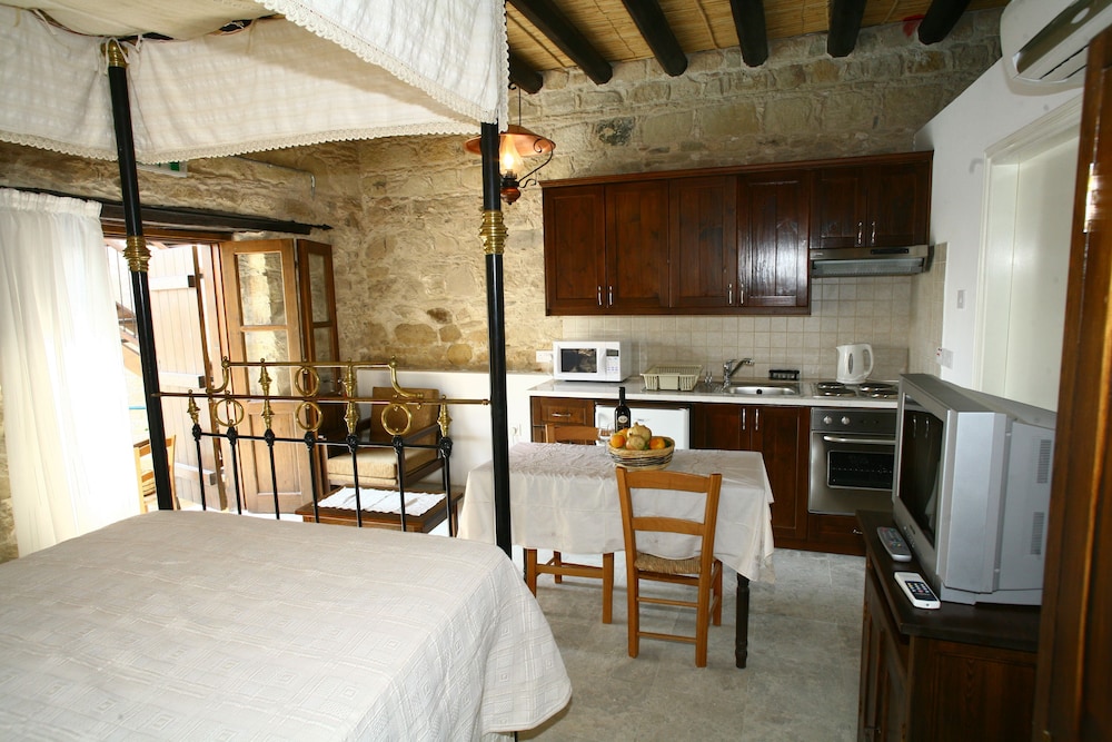 LEONIDAS VILLAGE HOUSES 35/45