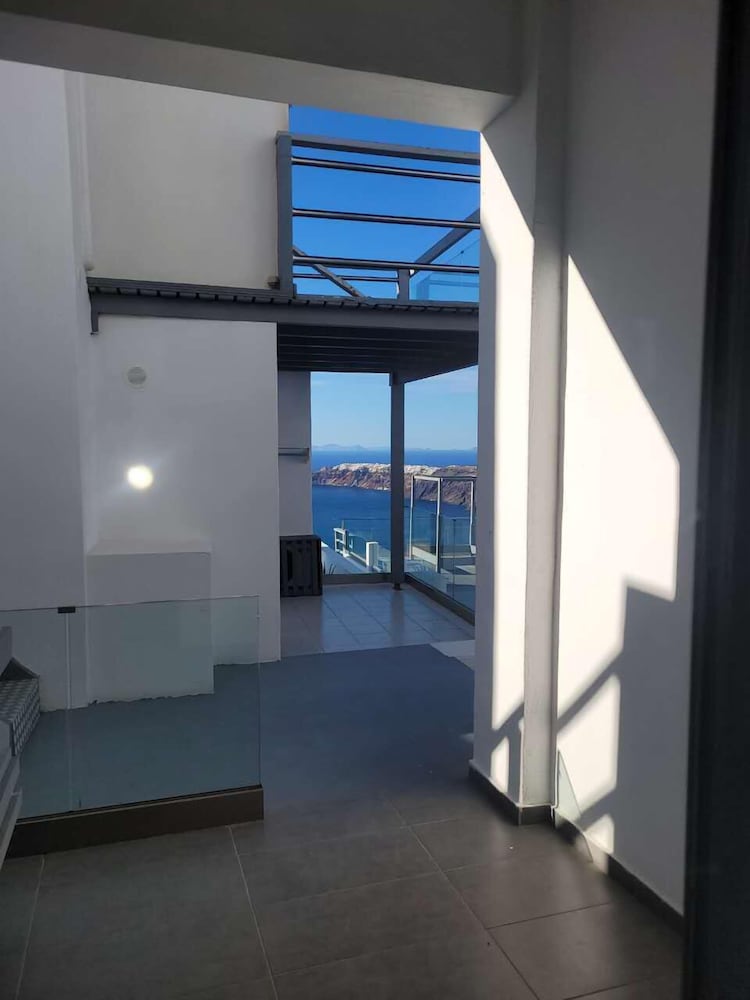 Gizis Cliffside Suites 34/50