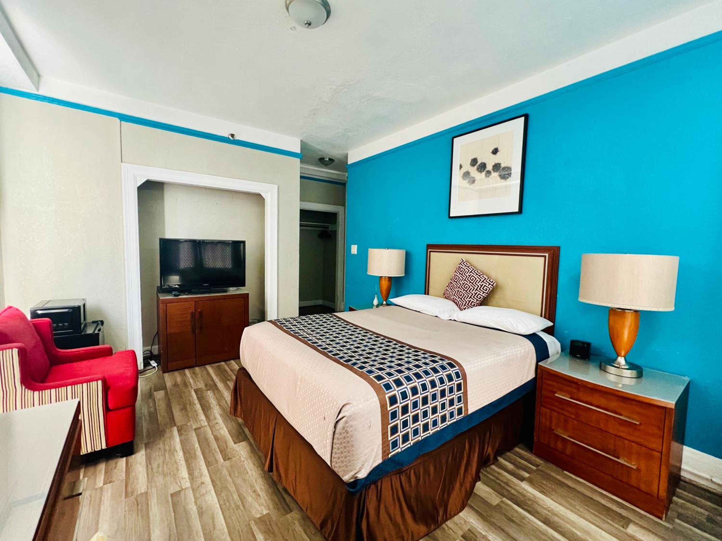 Room, Queen Bed, Private Bathroom