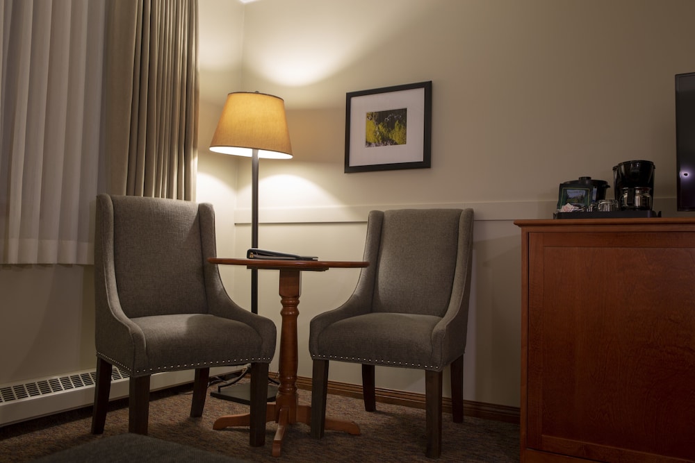 WHISTLERS INN 18/38