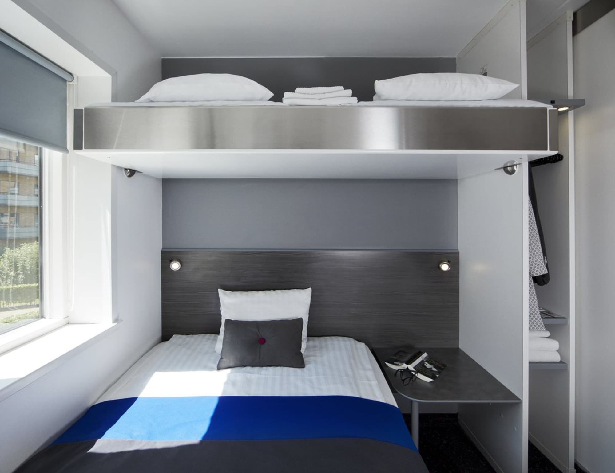 STANDARD, QUEEN BED