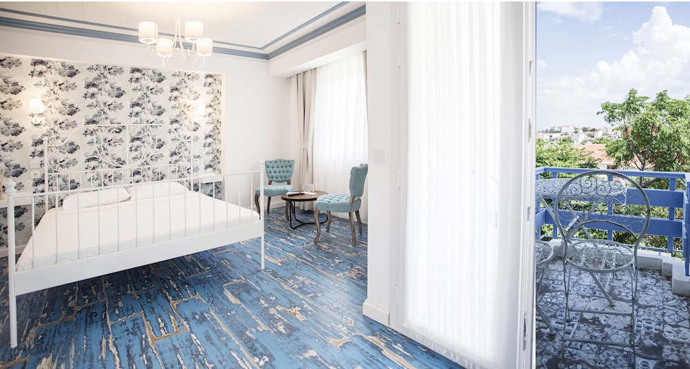 Sardunya Hotel 33/49