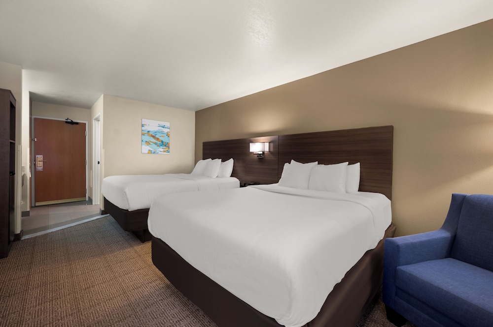 Comfort Inn and Suites Fenton MI 15/50
