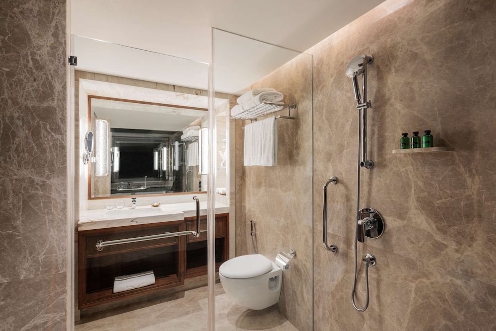 Shangri La Eros New Delhi Hotel 58/72